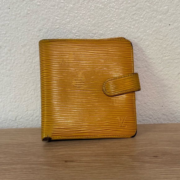 Authentic Vintage Louis Vuitton Epi Leather 1997 Porte-Billets Compact Wallet - Picture 1 of 12